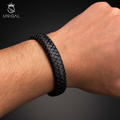 Schwarzes Uniqal Lederarmband DESTINY – robust, modern, bequemer Sitz im Alltag.