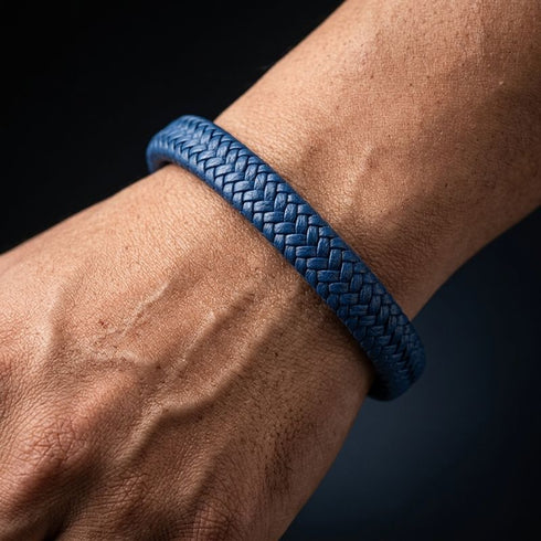 BLUE MARINE am Handgelenk – Echtleder tiefblau, personalisierbar Uniqal