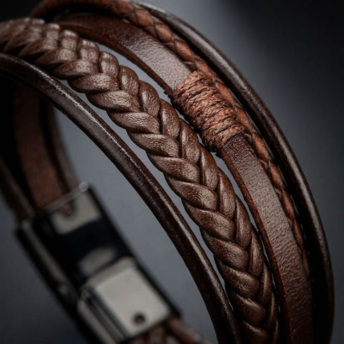Premium braunes Lederarmband für Herren mit stilvoller Flechtoptik und edler Verarbeitung