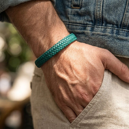 Grünes Lederarmband für Herren im Casual Look mit geflochtener Struktur am Handgelenk getragen