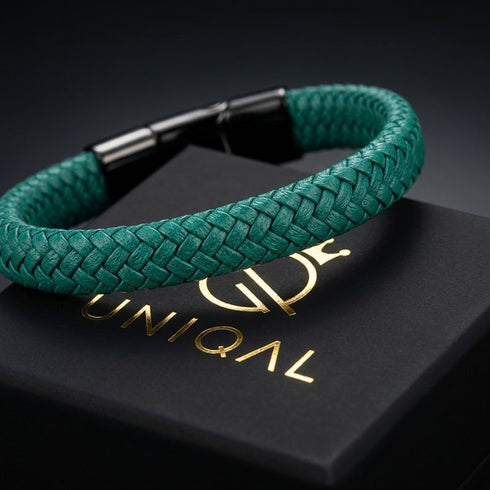 Grünes geflochtenes Lederarmband für Herren mit schwarzem Edelstahlverschluss in eleganter Geschenkbox
