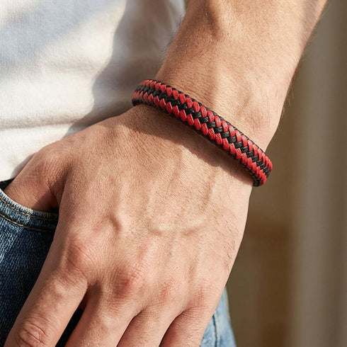 BLOODY MARY Rot schwarzes Lederarmband für Herren im Casual Look mit geflochtener Struktur am Handgelenk mit Gravur von niqal