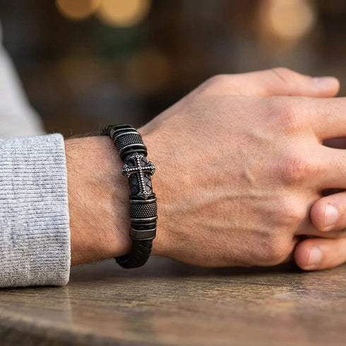 Elegantes schwarzes Herren Lederarmband mit Kreuz Motiv und schwarzem Edelstahl am Handgelenk getragen