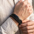 Herren Lederarmband aus schwarzem Leder mit schwarzen Naturstein Perlen elegant im Alltag am Handgelenk getragen