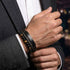 Herren Lederarmband mit Tigerauge Perlen, braunem Leder und schwarzem Metall Element elegant am Handgelenk