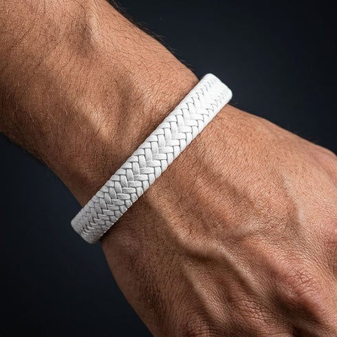 Weißes Lederarmband für Herren am Handgelenk getragen mit geflochtener Struktur