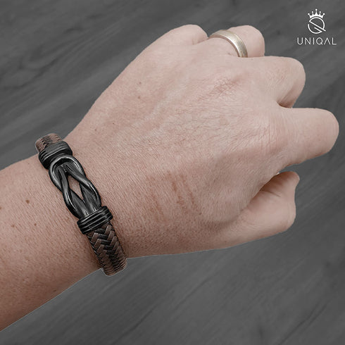 Geflochtenes Lederarmband ETERNAL BROWN mit schwarzem Infinity-Element auf Männerhand – Uniqal Qualität & Stil