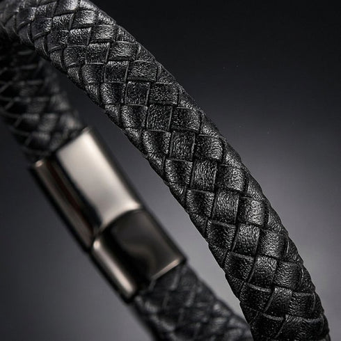 Lederarmband mit Gravur für Herren aus schwarzem Leder mit stilvoller Premium Verarbeitung