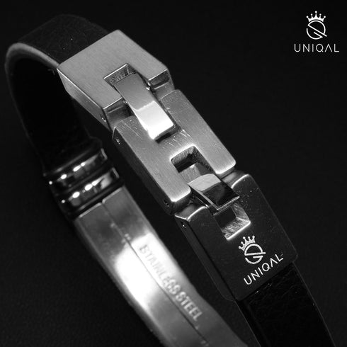 Lederarmband mit gravur schwarz personalisierbar uniqal