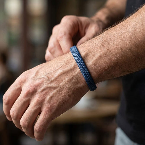 BLUE MARINE Lederarmband wird angelegt – Namensgravur Magnetverschluss Uniqal