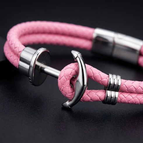 Maritimes Herrenarmband mit Anker Anhänger, rosafarbenem Leder und Edelstahl Details in Nahaufnahme