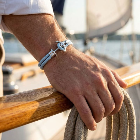 Maritimes Herrenarmband mit Anker Motiv, hellblauem Lederband und silberfarbenem Edelstahl Anhänger