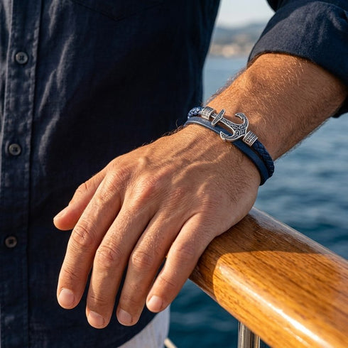 Nautisches Herrenarmband mit Anker aus Edelstahl, blauem Segeltau und Leder am Handgelenk