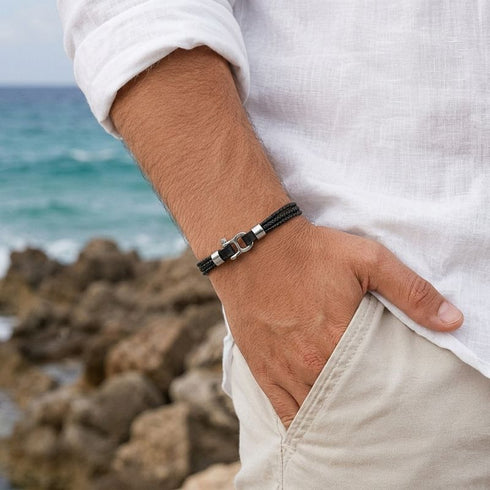 Nahaufnahme OCEAN SPIRIT Armband an weißem Hemd – Unisex Schäkelarmband Edelstahl UNIQAL