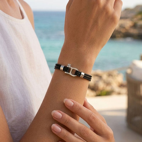 OCEAN SPIRIT Lederarmband Seitenansicht im Sonnenlicht – personalisiertes Männerarmband UNIQAL