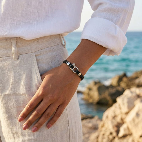 Schwarzes Lederarmband OCEAN SPIRIT mit Meerblick – maritimes Accessoire gravierbar UNIQAL