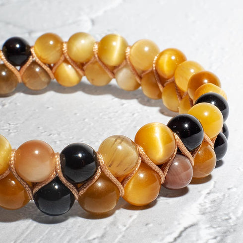 Makroaufnahme der glatt polierten Edelsteinperlen – Achat und Onyx in kraftvoller Farbkontrasten.