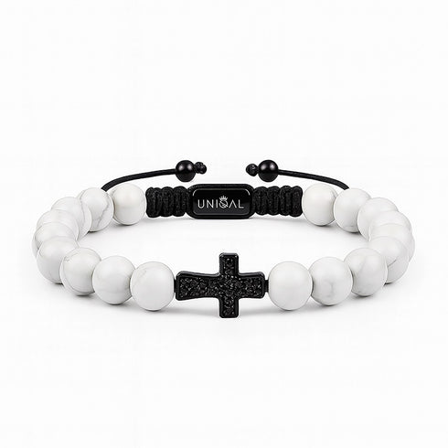 Armband aus weißen Howlith-Perlen mit schwarzem Kreuz aus Zirkonia.