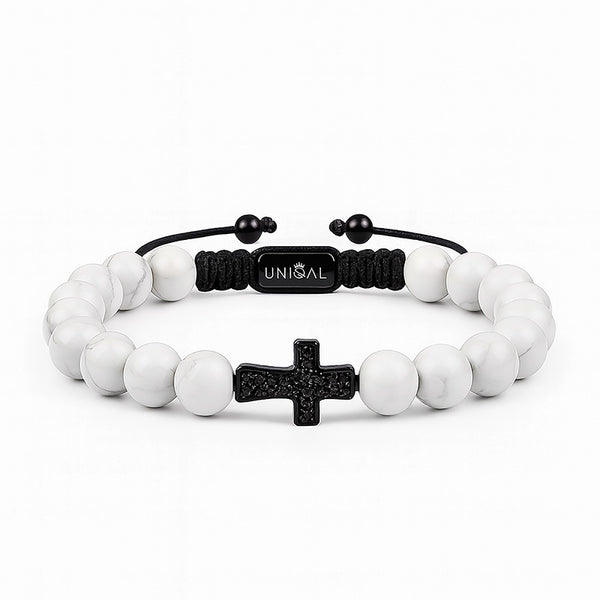 Armband aus weißen Howlith-Perlen mit schwarzem Kreuz aus Zirkonia.
