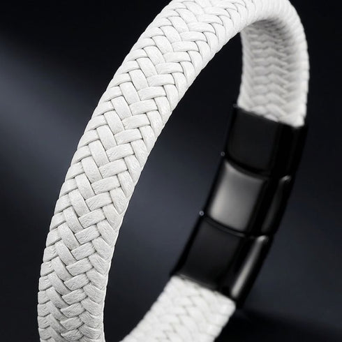 Personalisiertes Lederarmband für Herren in Weiß mit hochwertigem schwarzem Edelstahlverschluss