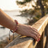 Rhodonit Edelsteinarmband mit Makramee-Verschluss – individuelle Gravur, sanfte Ausstrahlung