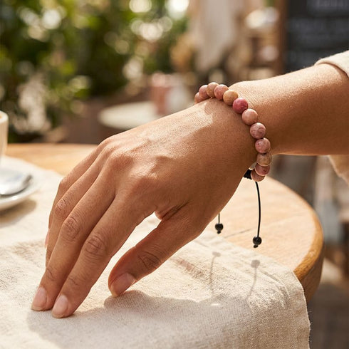 Uniqal Rhodonit Armband aus Naturstein – weiche Farbverläufe, symbolisch, personalisierbar