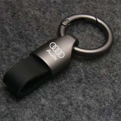 Personalisierter schwarzer Autoschlüsselanhänger, individuell gestaltbar mit Autokennzeichen, Automarken-Logo oder Wunschtext, perfekt als persönliches Geschenk für jeden Anlass.