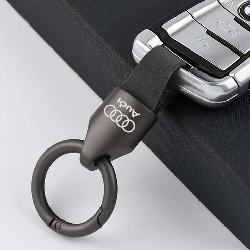 Personalisierter schwarzer Autoschlüsselanhänger, individuell gestaltbar mit Autokennzeichen, Automarken-Logo oder Wunschtext, perfekt als persönliches Geschenk für jeden Anlass.