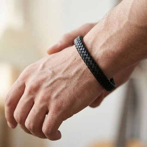 Geflochtenes schwarzes Herrenarmband aus Leder mit modernem minimalistischen Design