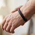 Geflochtenes schwarzes Herrenarmband aus Leder mit modernem minimalistischen Design