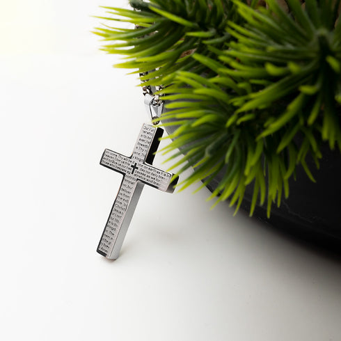 Eleganter Edelstahl Kreuzanhänger im glänzenden Silberfinish, seitliche Ansicht mit fein eingraviertem Gebetstext, religiöse Herren Halskette für Alltag, Freizeit und festliche Anlässe – UNIQAL Design.