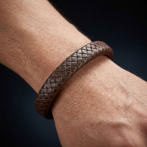 UNIQAL Desire Brown Herren Lederarmband aus braunem geflochtenem Leder getragen am Handgelenk