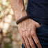 UNIQAL Desire Brown Herren Lederarmband aus braunem geflochtenem Leder getragen im Alltag