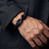 UNIQAL Infinity Black Herren Lederarmband aus schwarzem Leder mit Infinity Symbol elegant am Handgelenk getragen