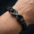 UNIQAL Infinity Black Herren Lederarmband aus schwarzem Leder mit Infinity Symbol am Handgelenk getragen