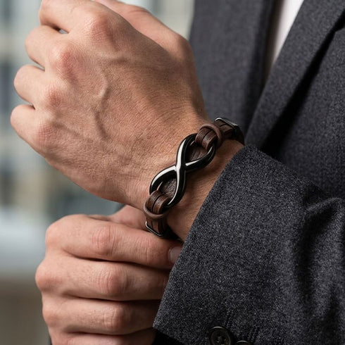 UNIQAL Infinity Brown Herren Lederarmband mit Infinity Symbol aus braunem Leder elegant am Handgelenk getragen