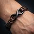 UNIQAL Infinity Brown Herren Lederarmband mit persönlicher Gravur für Namen Datum oder individuelle Botschaft