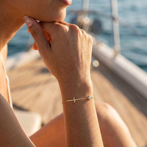 UNIQAL GRACE 14K GOLD Moissanit-Armband mit warmem Goldglanz und feinem Funkeln, dezent am angehobenen Handgelenk getragen.