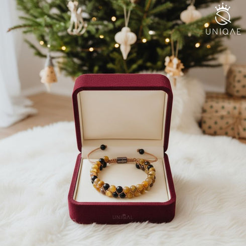 Achat und Onyx Armband im roten Luxusetui vor Weihnachtsbaum auf hellem Teppich