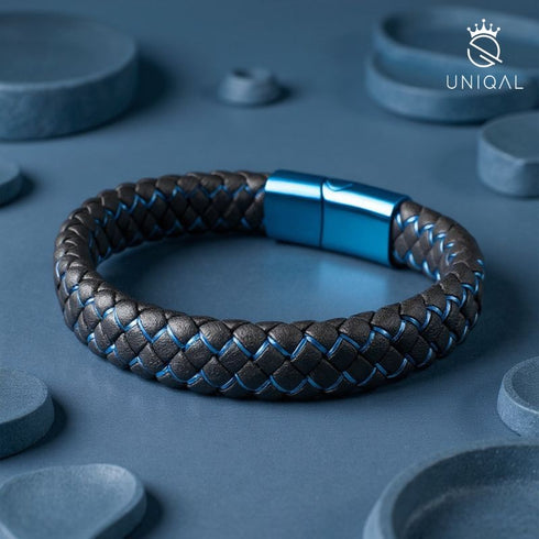 Kunstvoll in Szene gesetztes Uniqal SKY Lederarmband in Schwarz-Blau – harmonische Farbwelt, modernes Design, perfektes Lifestyle-Accessoire.