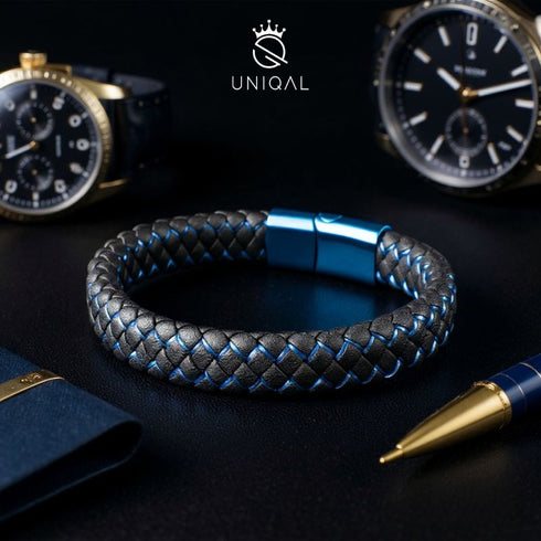 Elegantes Uniqal SKY Lederarmband in Dunkelblau und Schwarz – kombiniert mit Uhr & Füllfederhalter auf edlem Hintergrund. Perfektes Geschenk für Business-Typen.