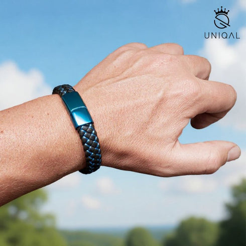 Uniqal SKY Armband am Handgelenk unter blauem Himmel – Symbol für Klarheit, Freiheit und Selbstbewusstsein. Ideal für Männer mit Vision und Stil.