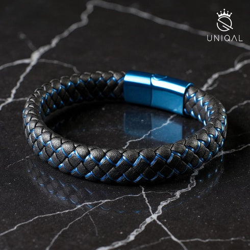 Geflochtenes Echtlederarmband Uniqal SKY auf schwarzem Marmor – edle Struktur, polierter Magnetverschluss, Ausdruck von Eleganz & Stärke.