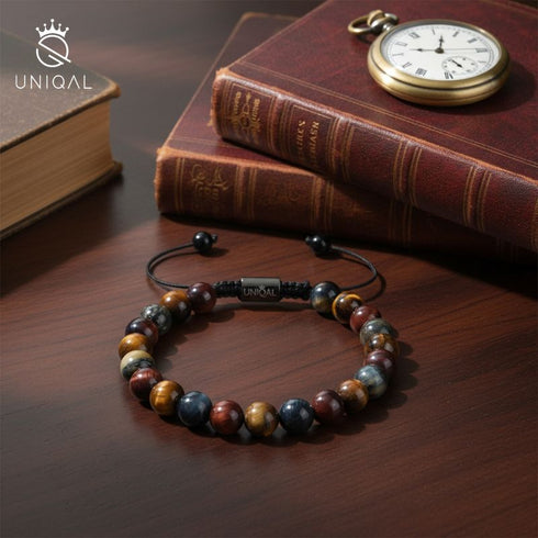 Falkenauge Armband im klassischen Vintage Setting mit alten Büchern und Uhr