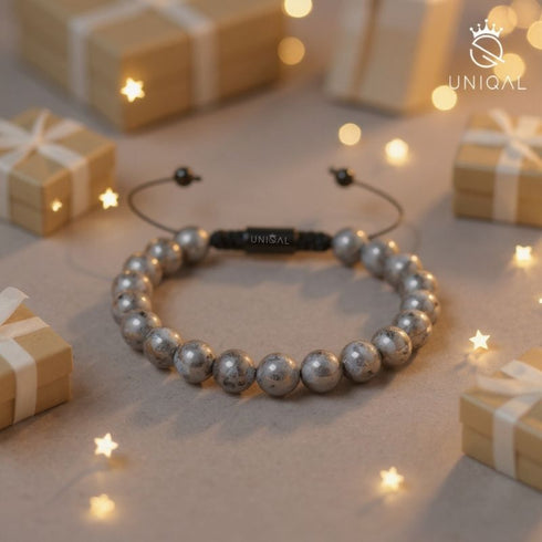 Graues Perlenarmband von Uniqal in festlicher Weihnachtsdeko mit Lichtern