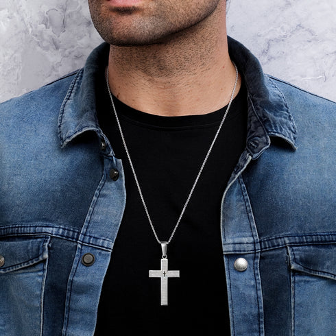 Herren Kreuzkette aus Edelstahl in Silber, getragen im modernen Streetwear Look – großer Kreuzanhänger mit eingraviertem Vaterunser Gebet, UNIQAL Faith Schmuck für Männer mit Stil und Charakter.