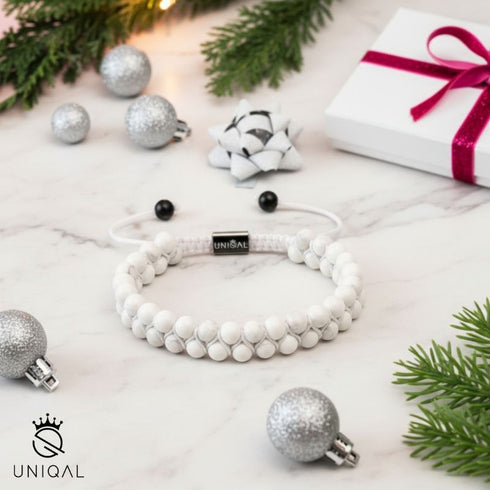 Uniqal Howlith Perlenarmband im winterlichen Geschenk- und Tannenzweig-Setting