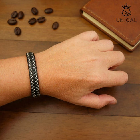 Geflochtenes Lederarmband ICE in Schwarz-Weiß auf Handgelenk – stilvolles Unisex-Accessoire für Business, Freizeit & festliche Anlässe.