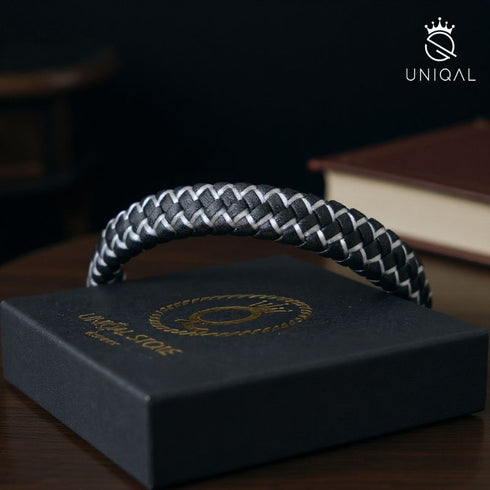 ICE Armband von Uniqal am Handgelenk – inspiriert von Schnee und Winter. Ausdruck von Stärke, Selbstkontrolle und klarem Geist.