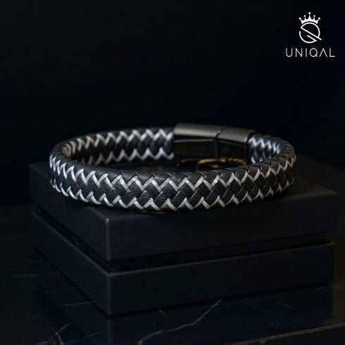 Edles Uniqal ICE Armband aus Echtleder mit Edelstahlverschluss – minimalistisch, cool und elegant auf schwarzer Geschenkbox präsentiert.